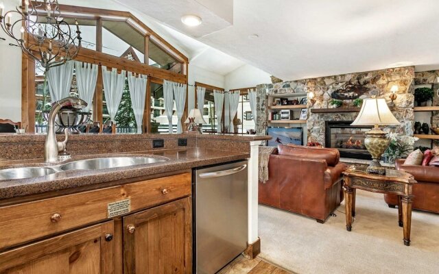 4 Bedroom Antlers Vacation Rental With Incredible Slopeside Views and Just a Short Walk to Gondola and Lionshead Village