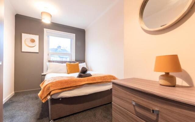 6 bed Residential home with Parking