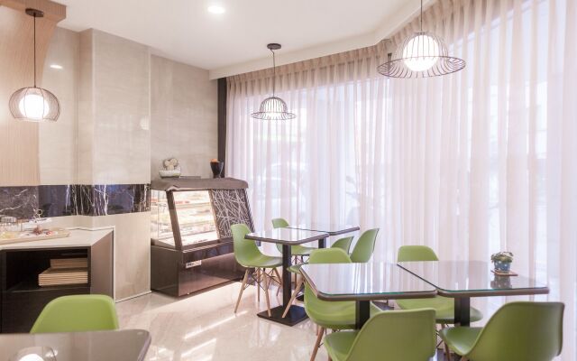 Maple Hotel