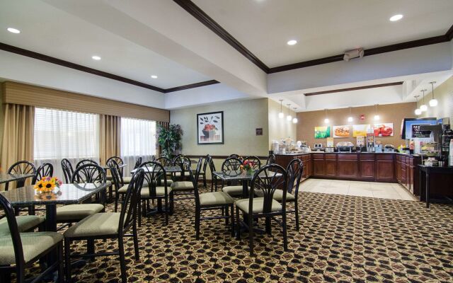 Holiday Inn Express & Suites Olathe South by IHG