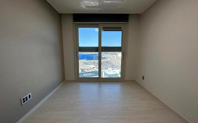 Y COLLECTION by UH FLAT OSIRIA