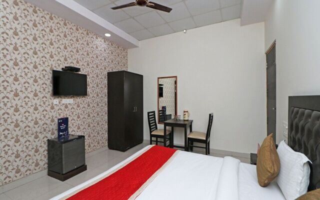 OYO 11717 Gold Star Suits