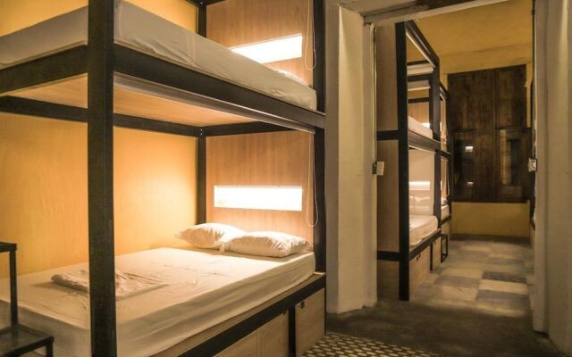 The Pelican Larry Hostel & Dance School