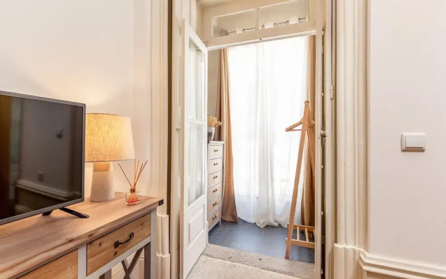 Modern Porto Studio With Essential Amenities