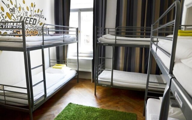 The Republic Garden - Hostel