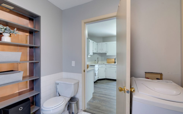 2 Mi to Downtown Minneapolis! Convenient Apt