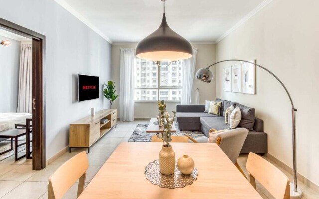 Bright Apartment in the Heart of Marina by GuestReady