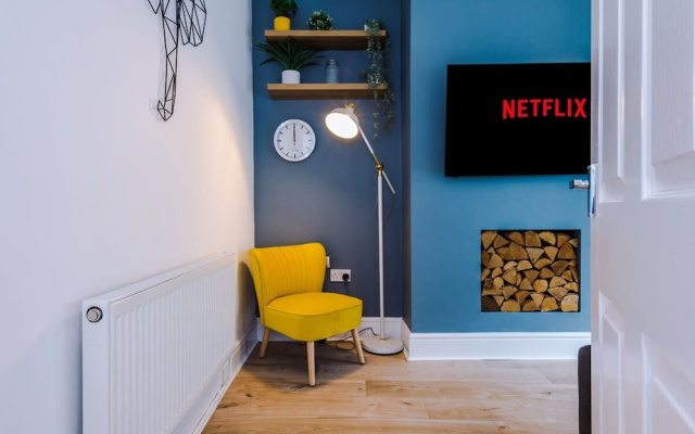 Stylish Spacious Home Great Location Sleeps 6