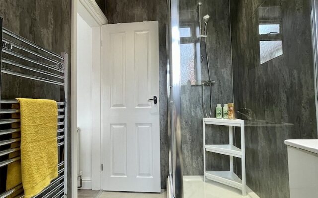 Worksop Newly Refurbished 3-bedroom House