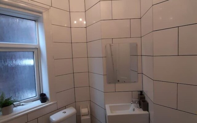 Spacious 5-bed House - Sleeps 10, Garden & Parking