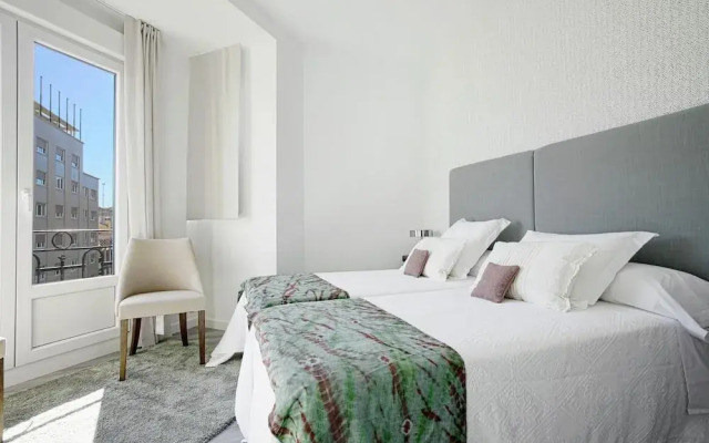 The Best Location, 8pax, 3BD & 2Bth, Reina Sofia II
