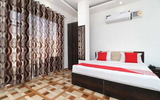 Oyo 35878 Hotel G Glossy