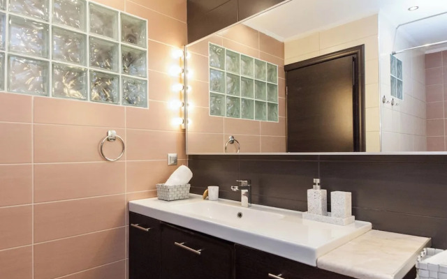 Luxurious 3 Bd Modern Apt in Dafni