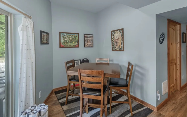 Bearfoot Chalet 3 Bedroom Home by NW Comfy Cabins