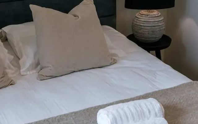 Serene Dikefront Apartment With en Suite Bedrooms and Stunning Views