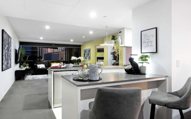 Low floor - Sleeps 8 - Circle on Cavill - Wow Stay