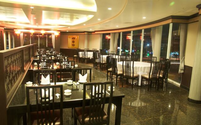 Jolly Suites Petkasem