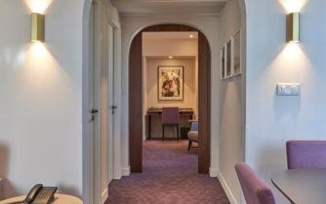 M Suite Hotel