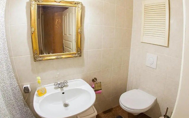 Historic Apartment near Rynor Square