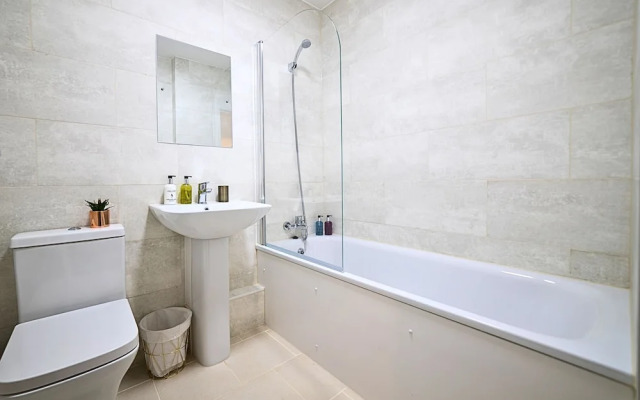 Heathrow Clean 2Bedroom Apt with Parking