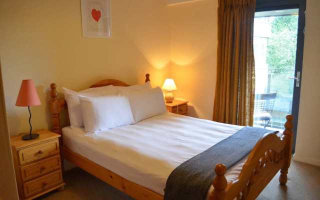 MetroStays - Riverside Apartment