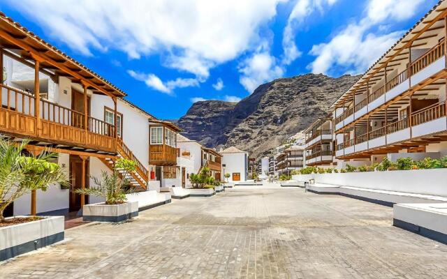 First line beach front 2 bedroom apartment Los Gigantes