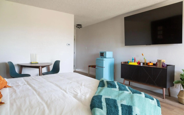 Hotel McCoy - Art, Libations, Pool Society