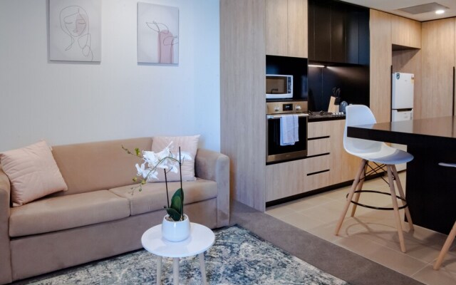 Airtrip Apartments on Deshon St