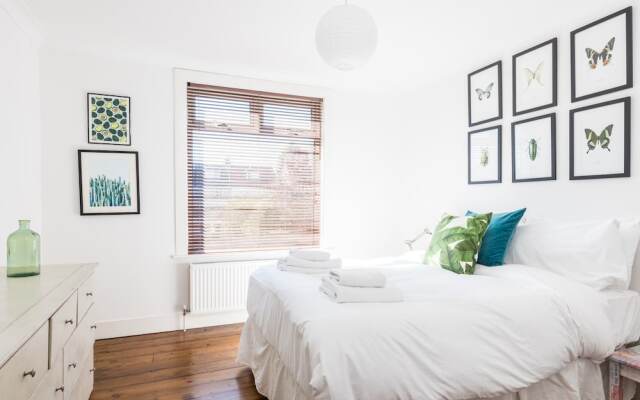 3 Bedroom Home With Garden Near The Beach