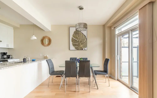 GLOBALSTAY. Modern Townhomes on Lake Ontario