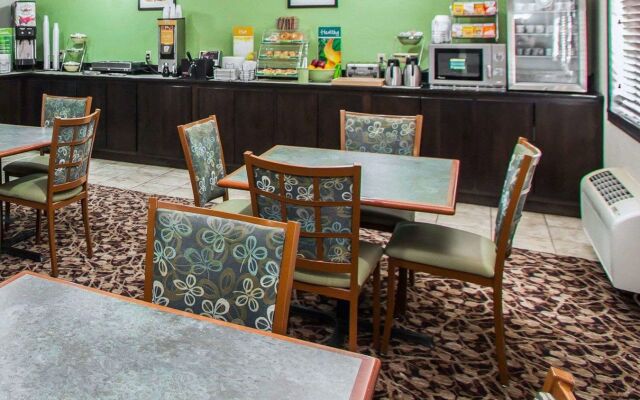 Quality Inn near I-72 and Hwy 51