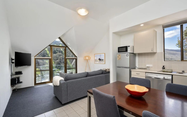 Lantern 1 Bedroom Balcony with Sweeping Mountain View