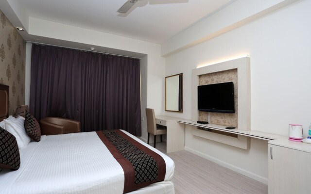 OYO 10965 Emblem Hotel
