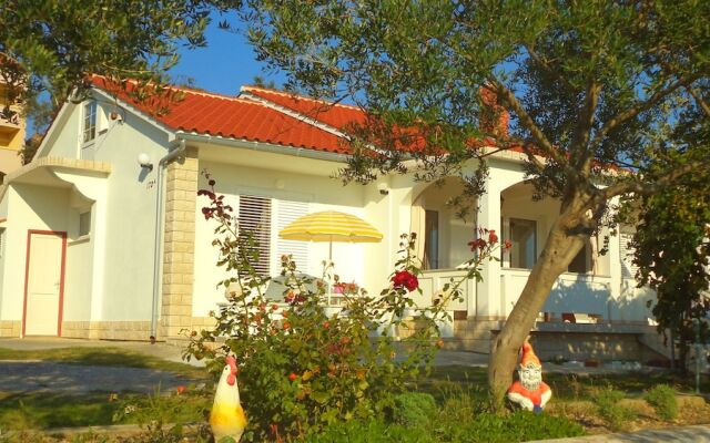 Pretty Apartment With Terrace on Island Rab