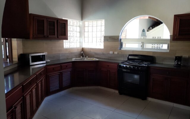 Villa 6 Bedrooms Guests Friendly