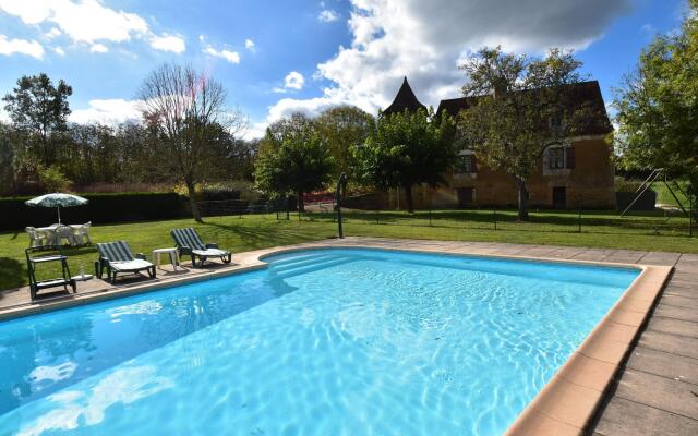 Vintage Holiday Home in Besse with Swimming Pool