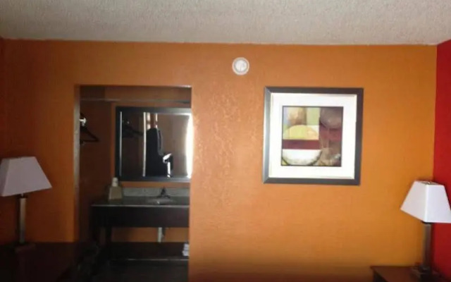 Days Inn Liberty / NE Kansas City