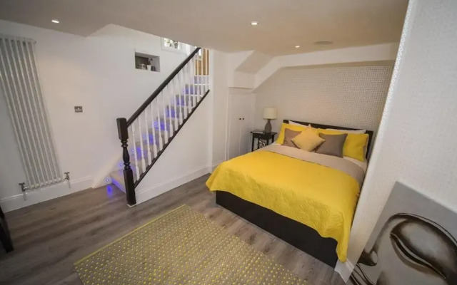 Spacious 2-bedroom Flat With 3 Beds in Ealing, W5