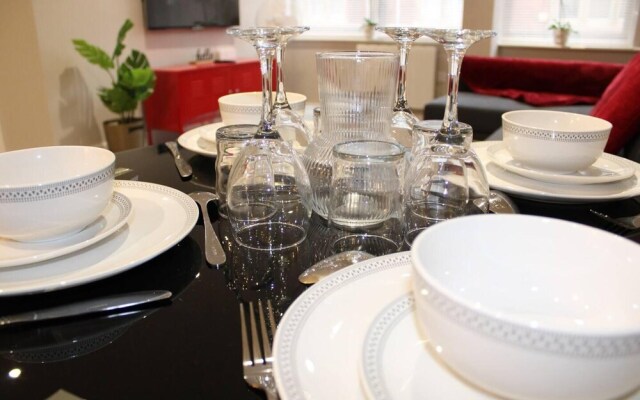 1braptmt W/king BED 4guests Embankmnt Parkg Wifi