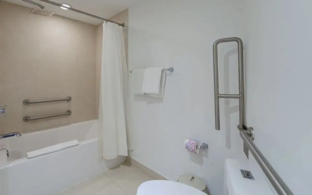 Fantastic 2BR Condo at Hollywood