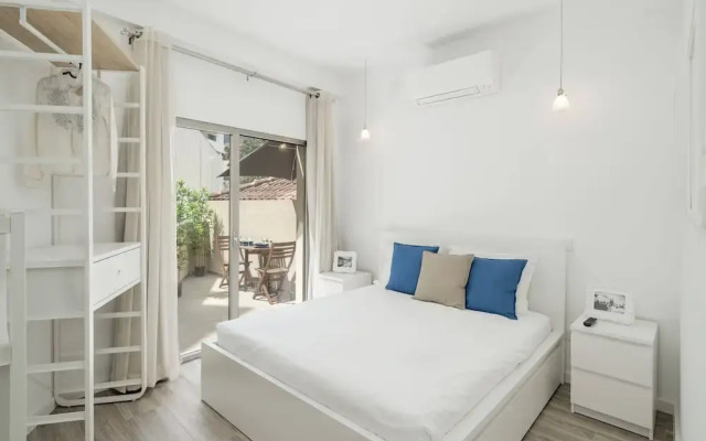 Drapes Design Apartments II by An Island Apart