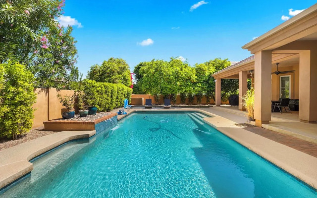 Pool Table, Putting Green: Luxury Oasis in Mesa