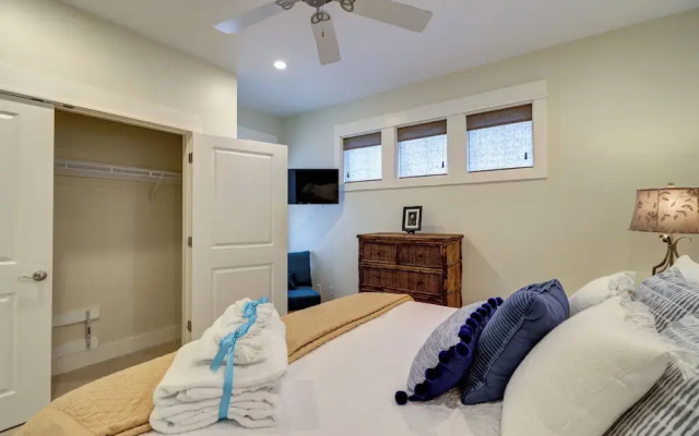 Cute Little Cottage! Perfect Getaway! 2 Pools! Sleeps 4!