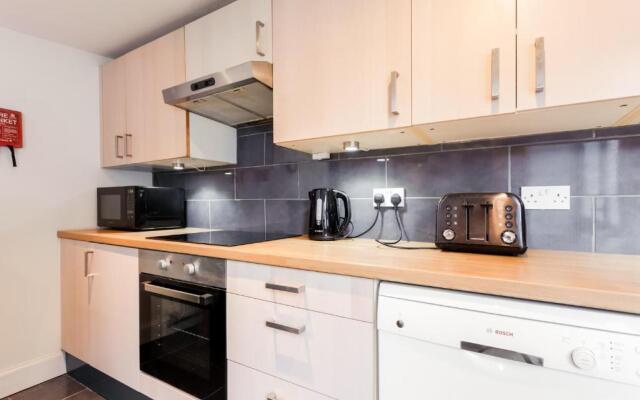 Gorgeous Town Centre Apt with Courtyard Garden