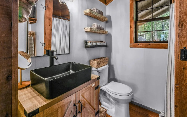 Cliff Haven 1 Bedroom Cabin by RedAwning