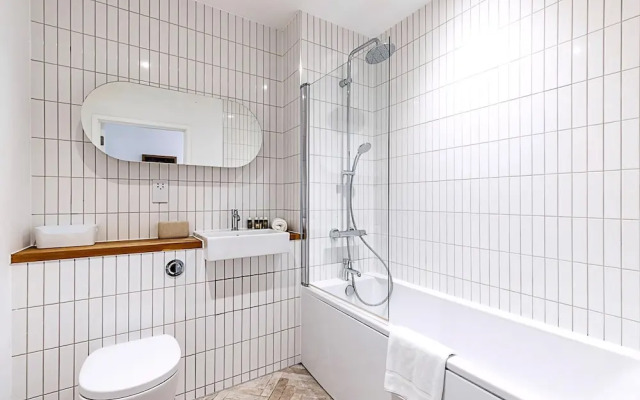 Chic Crystal Palace Flat with Balcony & Workspace