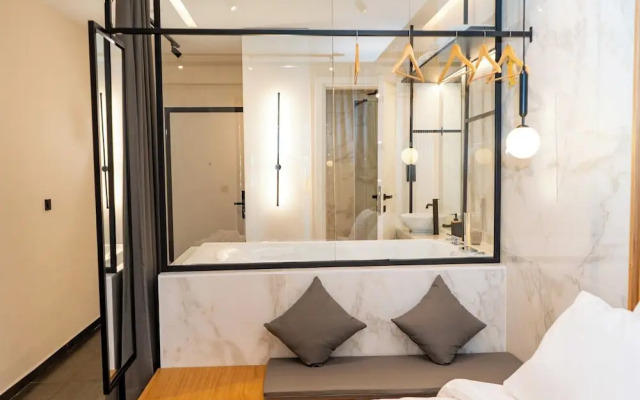 Luxury Suites with JACUZZI by Sea&theCity