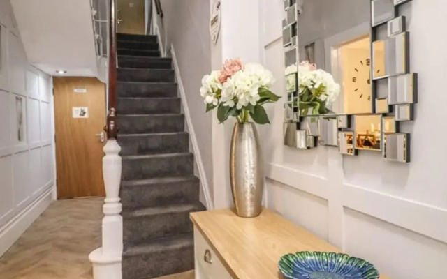 7-bed Beachside Retreat - Free Parking & Pets!