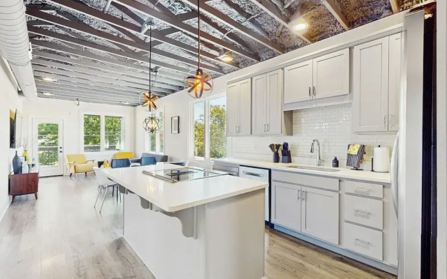 Walkable Gem! Dtwn Chattanooga Base w/ Balcony