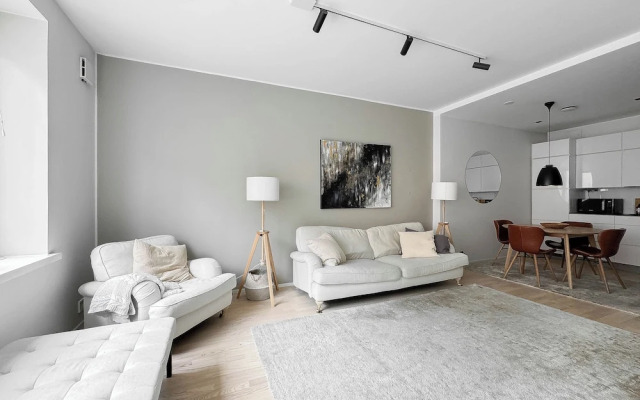 Stylish Downtown 2BR Flat with Sauna and Work Area